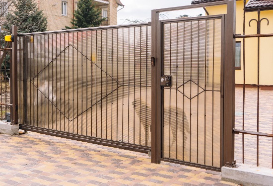 Купить ворота из профлиста с элементами ковки, с металлическими столбами в рамке или под дерево в Котельниках от 156720 руб
